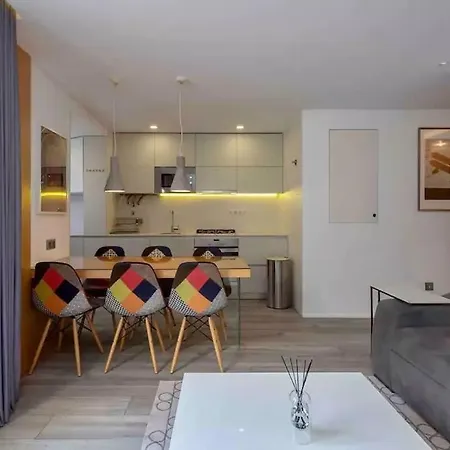 Bright T2 With 35 M2 Terrace, 2bed And 2bath And Fast Internet! Apartamento
