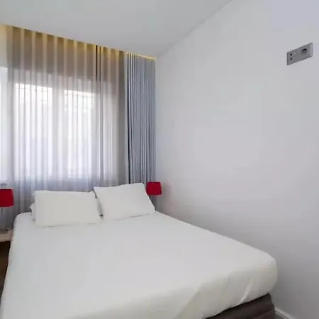 Bright T2 With 35 M2 Terrace, 2bed And 2bath And Fast Internet! Lisbona